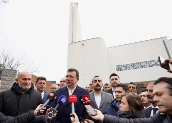 İmamoğlu, Adalar'da yeni cami açtı; ilk cuma namazını kıldı