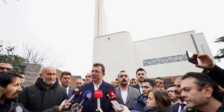 İmamoğlu, Adalar'da yeni cami açtı; ilk cuma namazını kıldı
