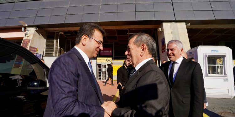 İmamoğlu Galatasaray Başkanı Özbek'i ziyaret etti: 'Futboldaki kaosa sıfır tavizle yaklaşılmalı'