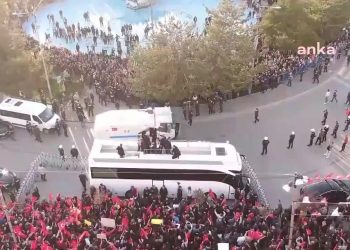 İmamoğlu'na taşlı saldırı davasında duruşma ertelendi