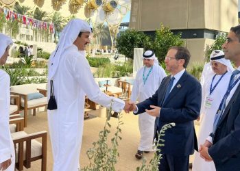 İsrail Cumhurbaşkanı Dubai'de: Katar Emiri ve BAE şeyhi ile el sıkıştı