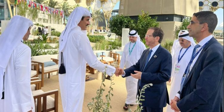 İsrail Cumhurbaşkanı Dubai'de: Katar Emiri ve BAE şeyhi ile el sıkıştı