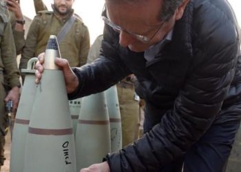 İsrail Cumhurbaşkanı Herzog'un mermi üzerine not yazması tepki çekti