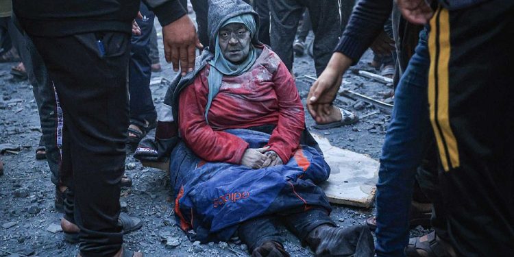 İsrail, Filistinli sivillerin göçtüğü Gazze'nin güneyini vuruyor