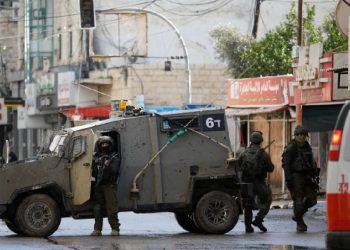 İsrail, Hamas'ı fonladıkları iddiasıyla Batı Şeria'da döviz bürolarını basıp milyonlarca dolarlık paraya el koydu