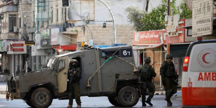 İsrail, Hamas'ı fonladıkları iddiasıyla Batı Şeria'da döviz bürolarını basıp milyonlarca dolarlık paraya el koydu