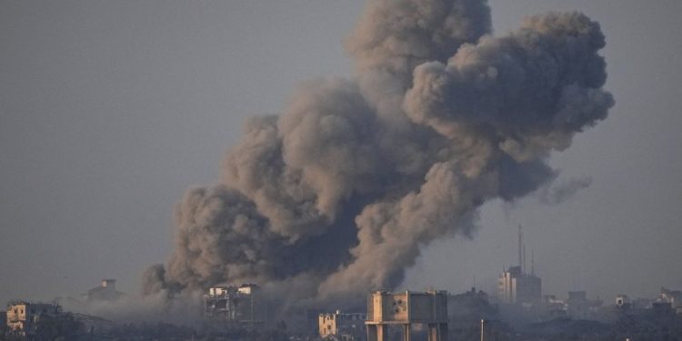 İsrail askerleri ve Hamas Gazze'nin güneyindeki Han Yunus'ta çatışıyor