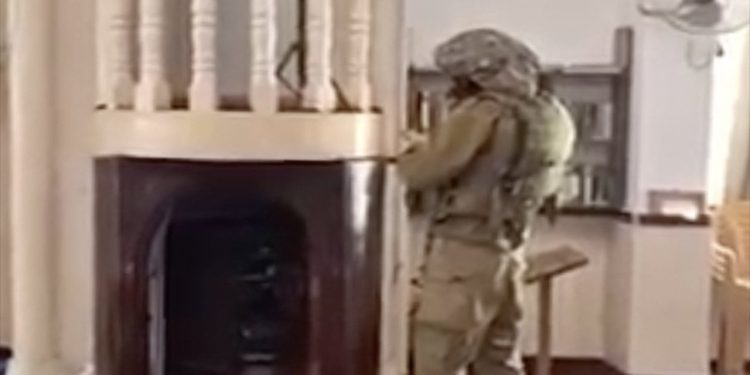 İsrail askerlerinin camide Yahudi duası okumasına tepki yağıyor