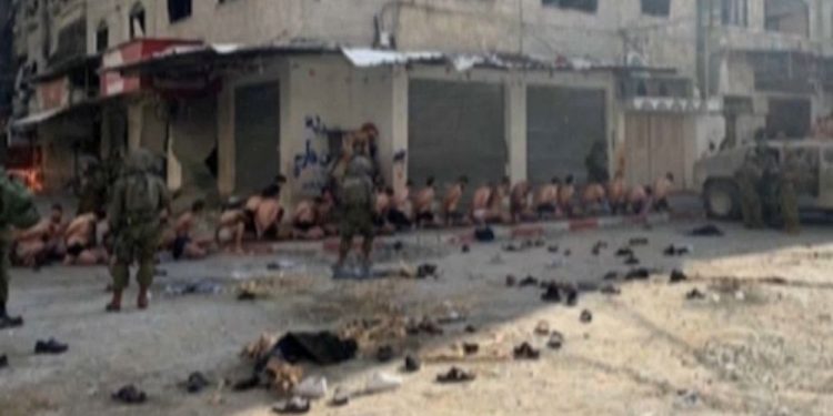 İsrail güçleri Gazze'de Filistinlileri soyarak gözaltına aldı