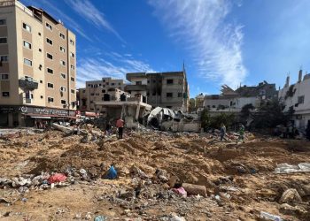 İsrail ordusu, Gazze'deki Kemal Advan Hastanesi'nden 90 kişiyi alıkoyarak çekildiğini açıkladı