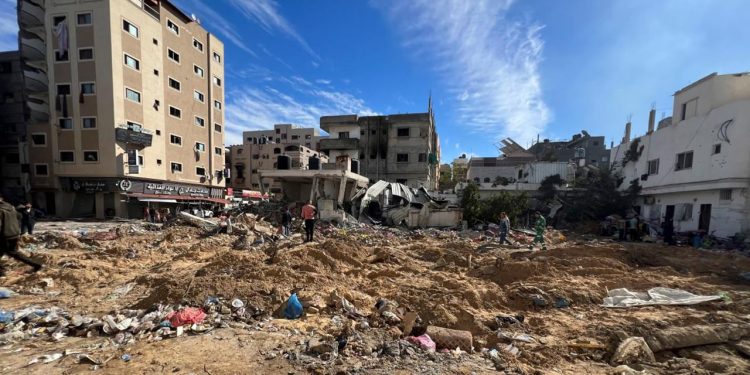 İsrail ordusu, Gazze'deki Kemal Advan Hastanesi'nden 90 kişiyi alıkoyarak çekildiğini açıkladı