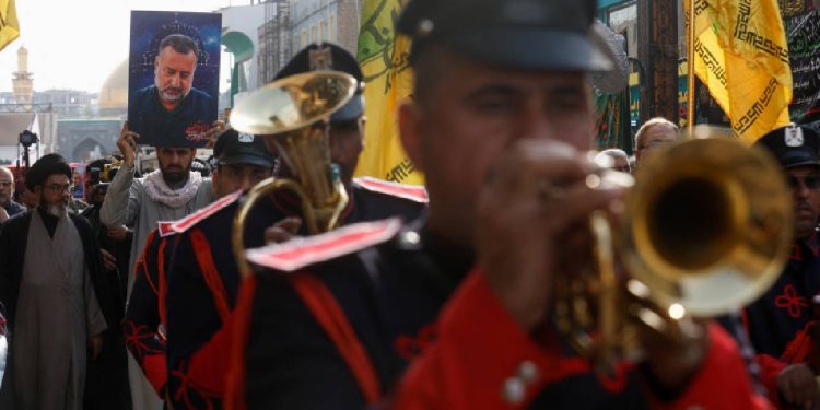 İsrail'in Suriye'de suikast düzenlediği Devrim Muhafızları komutanının cenaze namazını İran dini lideri kıldırdı