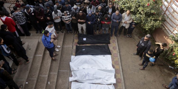 İsrail'in gece boyunca Gazze'ye düzenlediği saldırılarda yaklaşık 200 kişi hayatını kaybetti