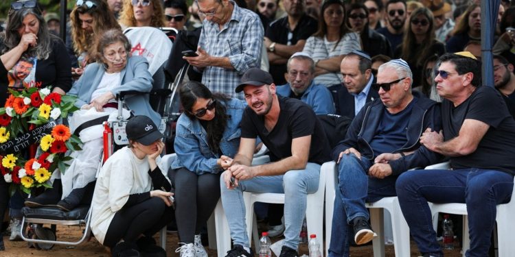 İsrail'in 'yanlışlıkla' öldürdüğü esirin babası: Oğlumu iki kez öldürdünüz