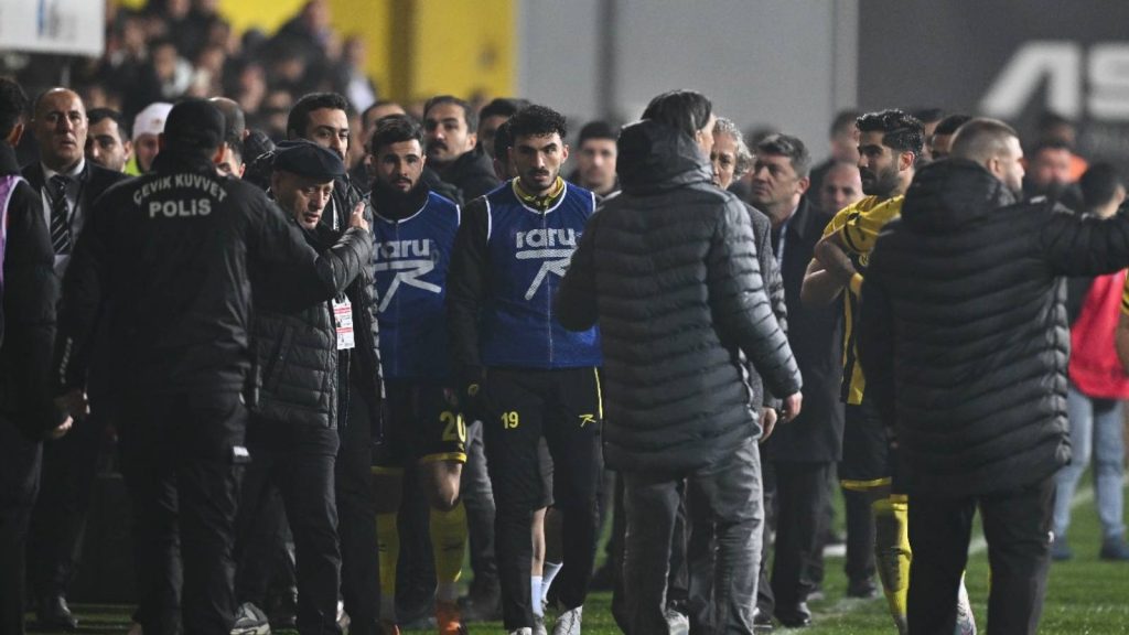 İstanbulspor Başkanı Sarıalioğlu'nun dün takımı sahadan çekmesi dünya basınında: "Utanç verici", "sansasyonel", "çılgınca"