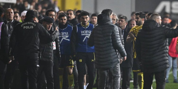İstanbulspor Başkanı Sarıalioğlu'nun dün takımı sahadan çekmesi dünya basınında: "Utanç verici", "sansasyonel", "çılgınca"