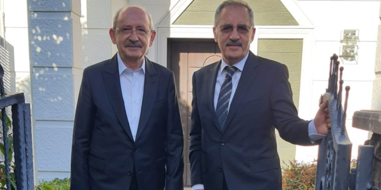 Kılıçdaroğlu Atatürk Mahallesi’ndeki ofisinde neler yapıyor?