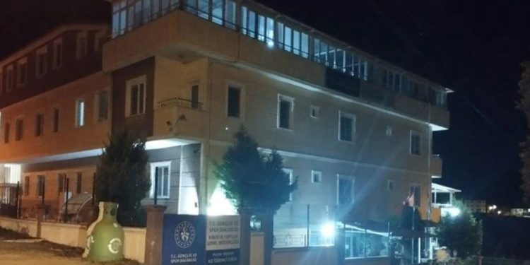 KYK yurdunda 15 öğrenci yemekten zehirlendi