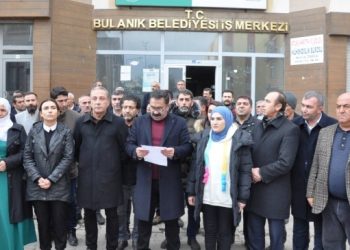 Kayyım atanan belediyenin önünden seslendiler: Geri alacağız