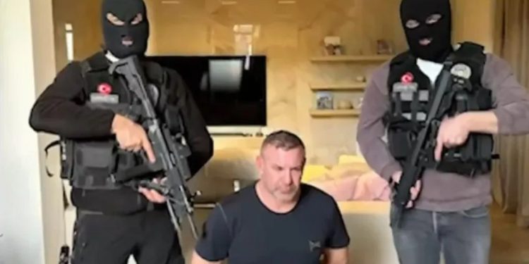 Kırmızı bültenle aranan suç örgütü lideri İstanbul’da yakalandı