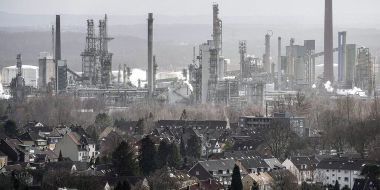 Küresel piyasalarda 2024 yılında ham petrolü neler bekliyor? Varil fiyat tahminleri ne?