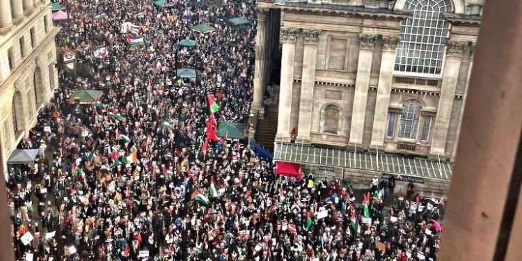 Londra’da on binlerce kişi Gazze için yürüdü