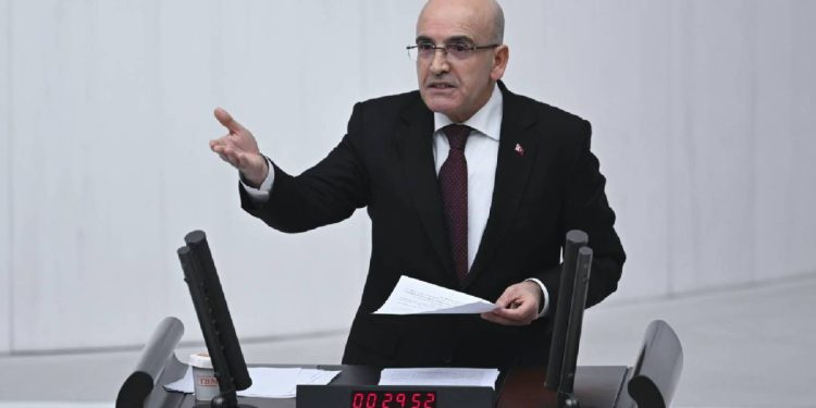 Maaşlar karın doyurmuyor; Meclis'te konuşan Şimşek: Çalışanlarımızı, emeklilerimizi enflasyona ezdirmedik