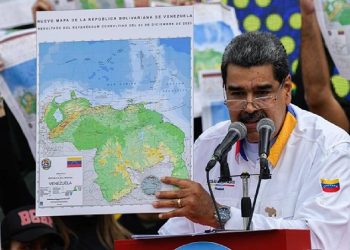 Maduro, komşunun Essequibo bölgesi için devlet petrol şirketine lisans verip komutan atadı