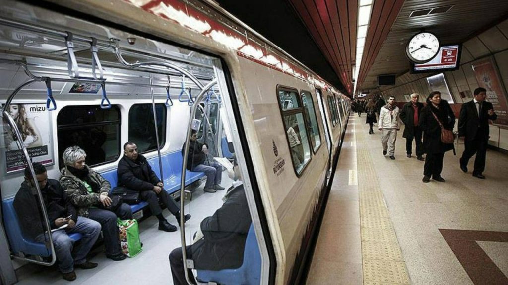 Metro İstanbul'dan hatırlatma: Şanlı takımlarımızı karşılayabilmeniz için hatlarımızda "Gece Metrosu" olduğunu hatırlatmak isteriz