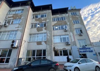 Gemlik’teki deprem Mudanya Belediyesi’nin binasını çatlattı!