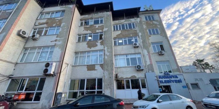 Gemlik’teki deprem Mudanya Belediyesi’nin binasını çatlattı!