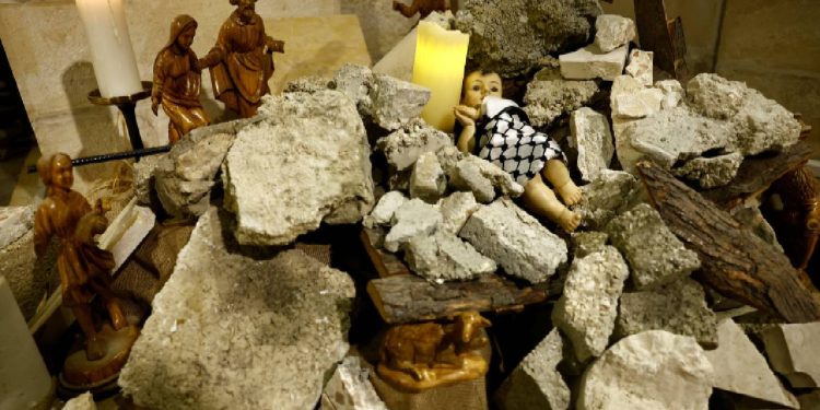 Noel, İsa'nın doğduğu yere 'uğramadı': İsrail'in Gazze'de kıydığı çocuklar gibi bebek İsa da molozlar arasındaydı