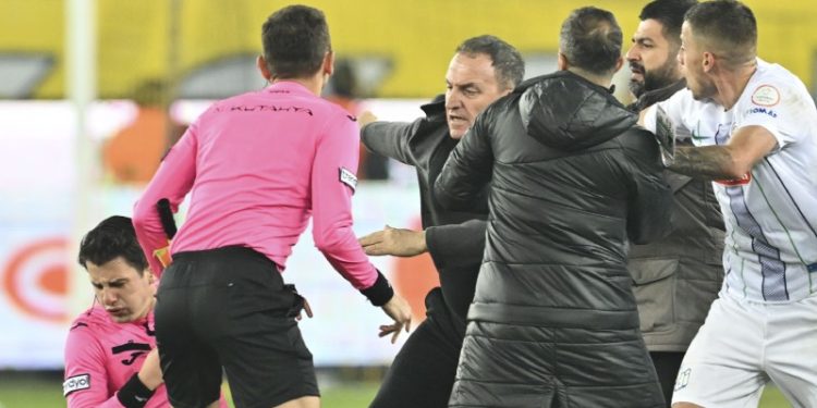 Olaylar koridorda da devam etti, Faruk Koca "buradan çıkamayacaklar" dedi