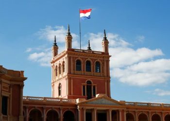 Olmayan ülke ile anlaşma imzalayan Paraguaylı yetkili istifa etti