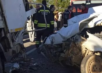Otomobil çöp kamyonuna arkadan çarptı: 2 ölü, 2 ağır yaralı