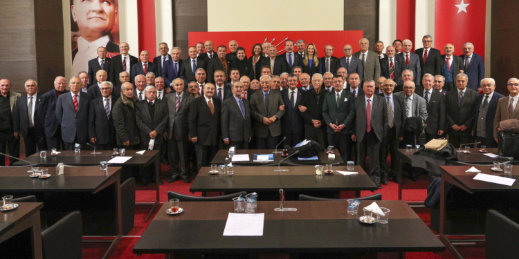 Özgür Özel, CHP'nin önceki dönem milletvekilleriyle bir araya geldi
