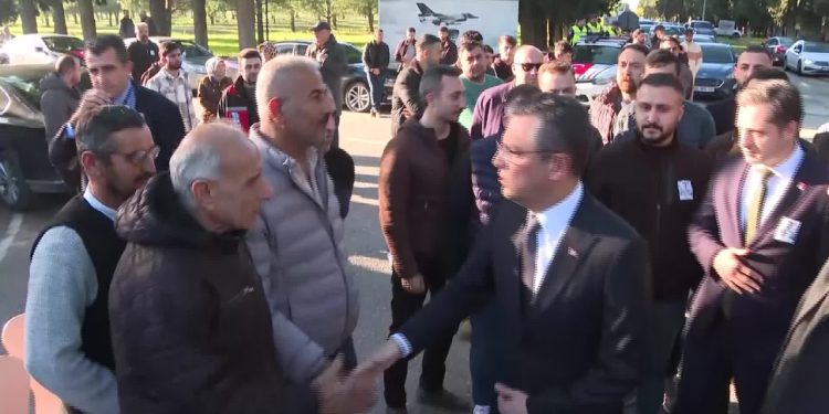 Özgür Özel, Şehit Er Enis Budak'ın Manisa'daki cenazesine katıldı