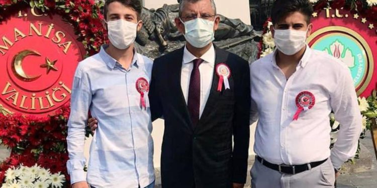 Özgür Özel şehit Budak ile olan fotoğrafını paylaştı