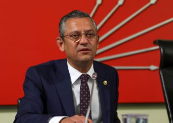 Özgür Özel, siyasi partilerin genel başkanlarını ve TBMM Başkanı'nı arayarak yeni yıllarını kutladı