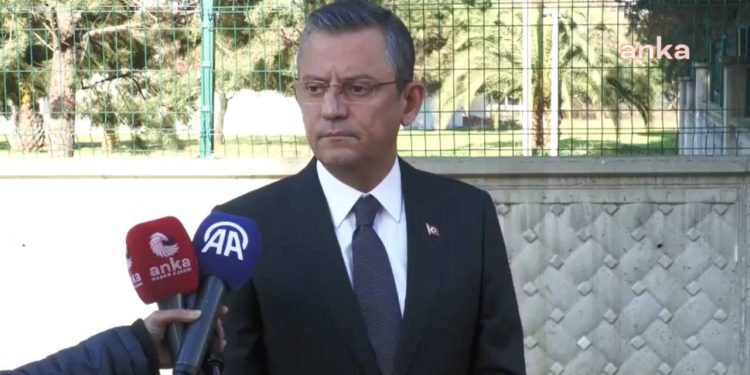 Özgür Özel'den Ömer Çelik'e yanıt: Ezberi bozulduğu için ne diyeceğini şaşırmış