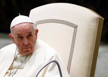 Papa Francis'den kapsayıcı adım: Katolik rahiplerin eşcinsel çiftleri kutsamasına izin verildi