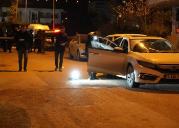 Park halindeki araca kurşun yağdırdılar: 1 ölü, 1 ağır yaralı