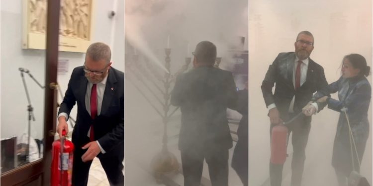 Polonya parlamentosunda antisemitist saldırı: Irkçı vekil, Hanuka mumlarını yangın tüpüyle söndürdü