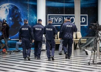 Polonya’da yeni Başbakan Tusk, eski iktidarın propaganda makinesine dönen devletin haber kanalına polisle ‘girdi’