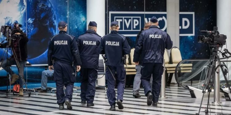 Polonya’da yeni Başbakan Tusk, eski iktidarın propaganda makinesine dönen devletin haber kanalına polisle ‘girdi’
