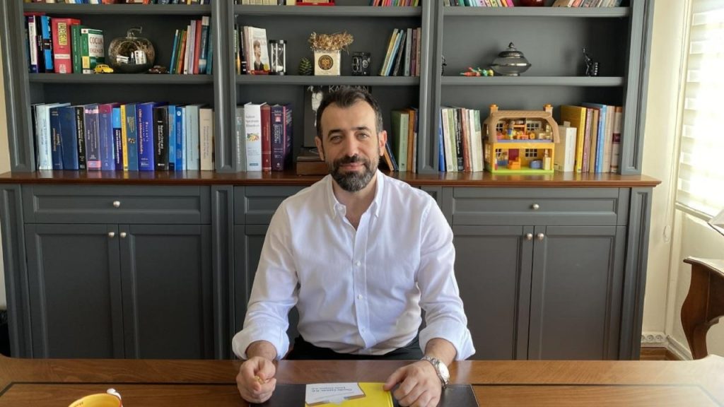 Prof. Dr. Burak Doğangün'den yeni kitap: 'Ekran tıpkı madde bağımlılığı gibi'