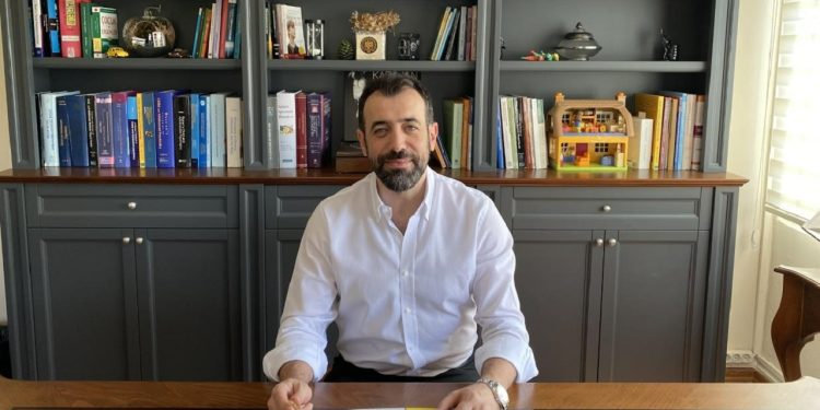 Prof. Dr. Burak Doğangün'den yeni kitap: 'Ekran tıpkı madde bağımlılığı gibi'