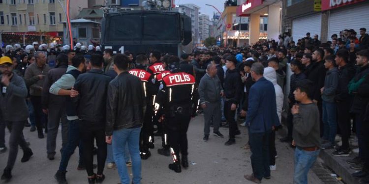 Silopi’de Kur’an-ı Kerim yırtarak küfreden şahsı linçten polis kurtardı