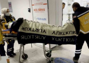 Sinir krizi geçiren eşinden korkan kadın camdan atladı