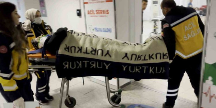 Sinir krizi geçiren eşinden korkan kadın camdan atladı